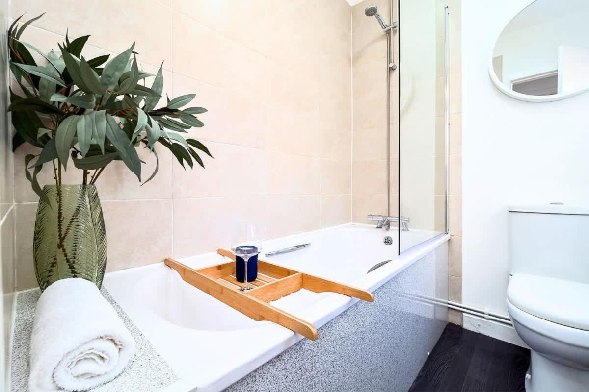 Penkhull House By Truestays - 4 Bedroom House In Holiday home