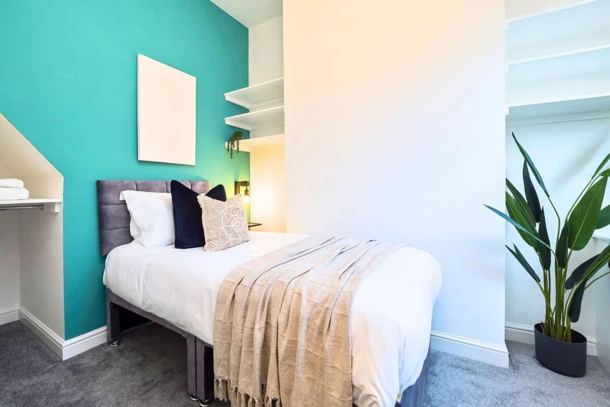 Penkhull House By Truestays - 4 Bedroom House In Holiday home Stoke-on-Trent