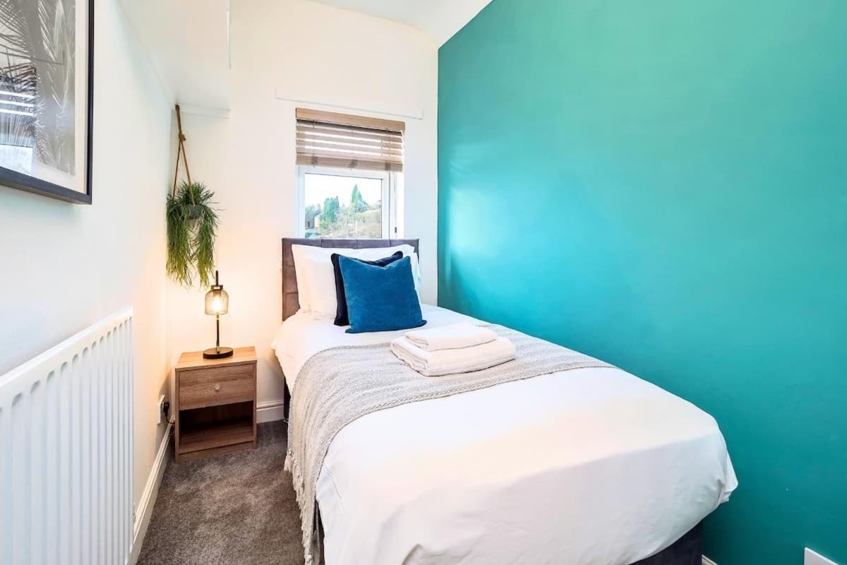 Penkhull House By Truestays - 4 Bedroom House In