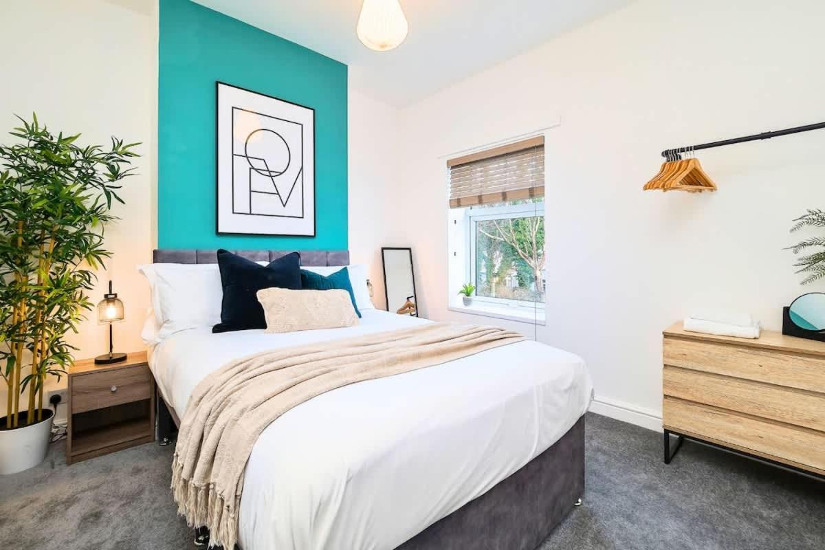 Penkhull House By Truestays - 4 Bedroom House In Holiday home